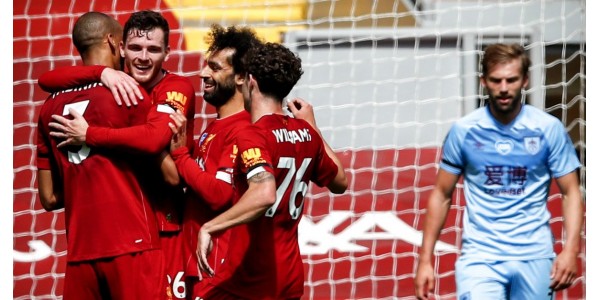 Gli spettatori attendono la classifica finale della Premier League